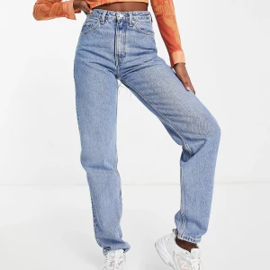 Weekday jeans - Weekday jeans, modellen lash. Stl w 25 l 30. Färgen ser ni på sista bilden alltså ljus blå😇 Kan skicka fler bilder eller om det är något ni undrar över så är det bara att skicka pm💖