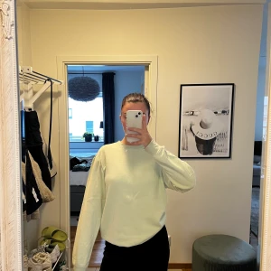 HM sweatshirt XS - Ljusgrön sweatshirt, köpt på killavdelningen på HM. Frakt inkluderat i priset!