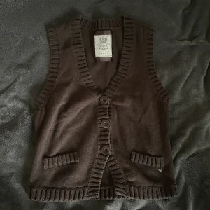 Vintage väst - Brun väst från Esprit väldigt bra skick. Osäker på storlek men passar bra på mig som oftast är en storlek S 