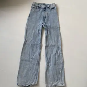 ljusa jeans med hög midja från monki i storlek 24. köparen står för frakt. 