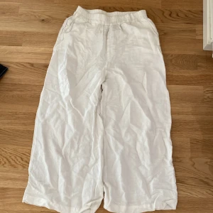 Linnebyxor H&M - Linnebyxor från hm💗 storlek xs💗 säljer pga för korta i benen 🥲💗 lite små fläckar men går säkert bort💗 orginal pris 200kr💗