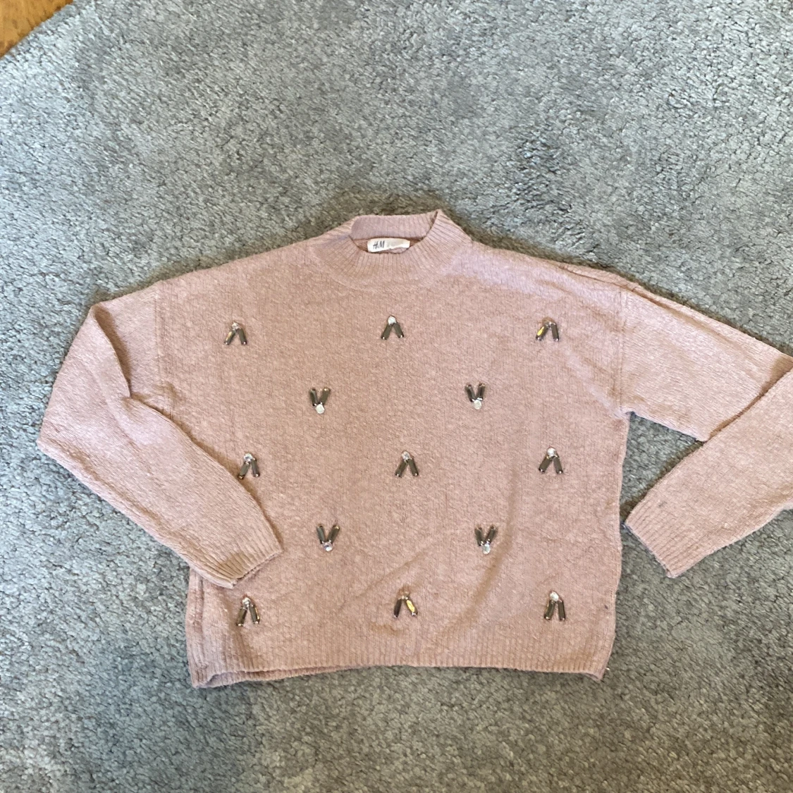 Stickad tröja med diamanter