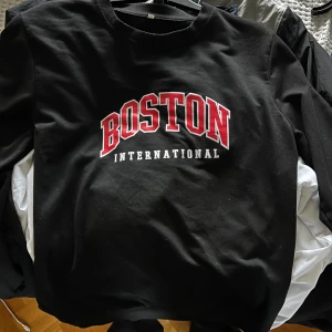 Sweatshirt  - Fin tröja med rött tryck 