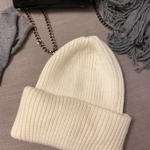 Mössa - Säljer denna fina mössa då jag inte använder den! Fint skick och jättevarm om öronen. 