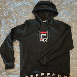 FILA hoodie - Bra skick, M som sitter väl på mig (172 cm), använts ett par gånger, inga skador, ett par år äldre modell.