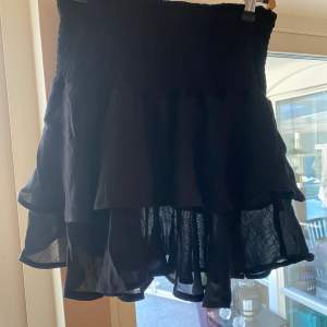 Svart volang kjol från Shein, aldrig använd🖤 50kr, köparen står för frakt!! 