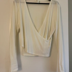 H&M Topp  - Vit omlott topp från H&M i nyskick