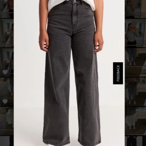Svarta Wida Jeans - Svarta jeans från Grunt. Säljer då de har blivit försmå för mig. Skriv privat vid fler frågor eller ifall ni vill ha fler bilder💗