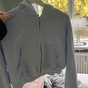 Cropad ljusblå hoodie, använd fåtal gånger