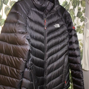 The north face dunjacka, storlek M - Svart tunnare dunjacka från The North Face. I princip helt ny. Perfekt att ha som jacka eller mellanlager.