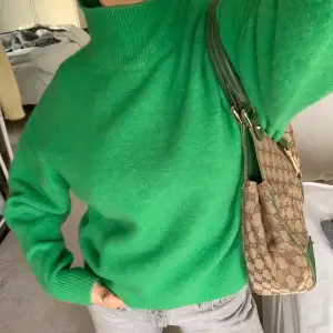 Finaste gröna stickade tröjan från Zara💚💚 hör av dig om du vill ha fler bilder!! 