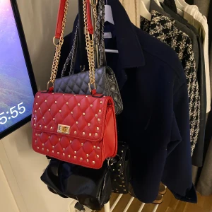 Valentino liknande väska - Säljer min valentiono liknande väska då jag säljer min supersnygga valentino liknande väska då jag knappt använt den💗Den är i en supersnygg röd färg med nitar på båda sidorna. 