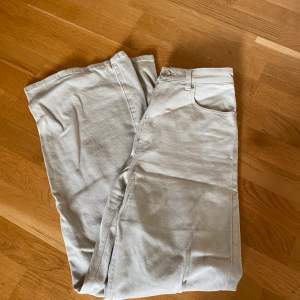 Stretchiga jeans från h&m!! Använd ett fåtal gånger!! 50kr, köparen står för frakt 🤎