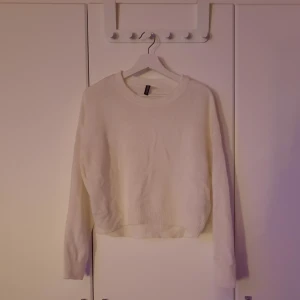 Vit stickad tröja - Vit stickad tröja, knappt använd, storlek M