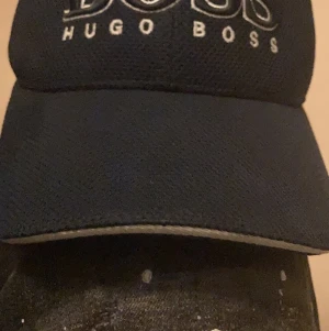 Hugo boss keps💥 - Köpte den för 2 år sen i mall of scandin avia för 800 den är i one Size och har justerare där bak så du kan ändra hur du vill den ska passa dig. Har använt den 7 gånger ungefär pågrund av att ja fick senare en ny keps.  100% äkta finns scan 
