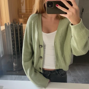 Kofta  - Säljer den här koftan då den inte kommer till användning Skiv för frågor eller bilder❤️❤️
