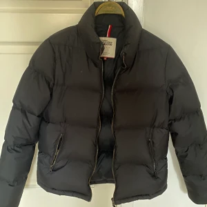 Jacka - Tommy Hilfiger dun jacka, storlek M. Mörkblå!