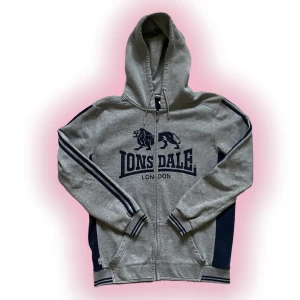 Lonsdale - Snygg Hoodie från Lonsdale. Funkar för tjejer och killar.  Köparen står för frakt. ❤️