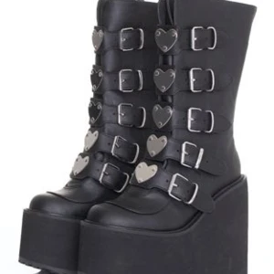 Demonia "Swing-230" - Aldrig använda, säljer dem eftersom jag inte har någon nytta av dom (För stora). Riktiga Demonias, lite tunga men väldigt stylish. 