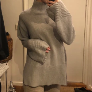 Stickad tröja - Mysig grå stickad tröja, stl S men passar även Xs-M beroende på hur oversized man vill att den ska sitta. Jag är S och 165 cm lång💘