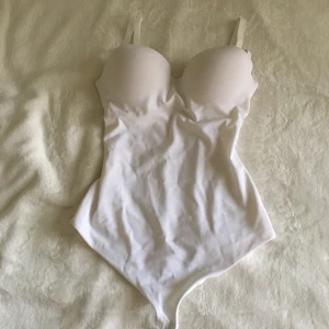 Wolford Body stl S, B-kupa - Använd en gång.  Nypris 289€