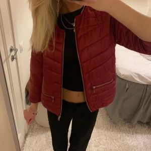 Kortärmad jacka - Såå sjukt snygg dunjacka med trekvartsärmar 