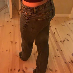 zara jeans - säljer dessa fina zara mid raist jeans då de inte kommer till användning och är även lite korta för mig. inga slitningar och ser som nya ut. skriv privat för fler bilder mått osv