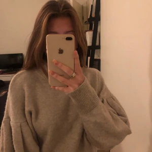 Beige stickad tröja från H&M - Jätte mysig och snygg stickad tröja från H&M💕 Välanvänd men i bra skick och perfekt till vintern💞I storlek CS men funkar till S också! 