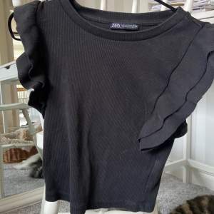 En zara tröja som var populär förut med ändå jätte fin nu. Den är väl använd men ändå i bra skick!💓💓