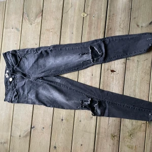 Jeans säljes  - Säljer ett par jeans som är köpta på Chelsea