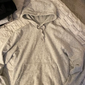 Weekday hoddie - En hoddie i nytt skick, aldrig använd. Strl xs