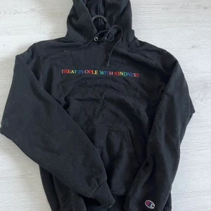 harry styles twpk hoodie  - ⚠️tryck inte på köp nu!! skriv till mig först⚠️ - orginal harry styles 2020 treat people with kindness hoodie!!  - säljer dä den aldrig används längre - frakt tillkommer :}