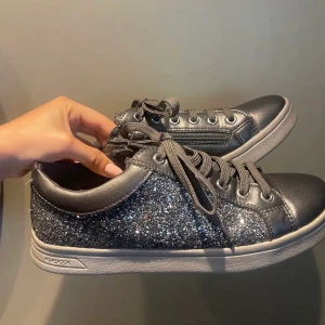 Glittriga skor - Säljer dessa super coola skorna med glitter effekt, säljer pga dem inte får någon användning och har för många skor💀💋🙌🏼inga defekter och gör en outfit sååå mkt snyggare 