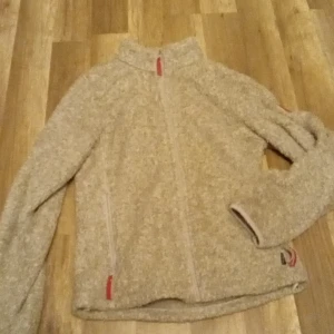 Tröja - Har ute fickor med dragkedja och inefickor utan är varm och skön håller varmen. Super sick