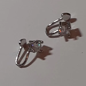 Ear cuff - En jätte gullig ear cuff som inte sysn så mycket om man inte tittar noga, säljer för att jag råkade köpa 2 😭 men den är supergullig och är aldrig använd💕 frakten kostar 13kr💌