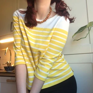 Gul & vit randing tröja  - Säljer denna randiga tröja från ”Holly & White” av Lindex. Den har en söt liten rosett i marinblått, placerad vid nacken av tröjan som enkelt går att knyta loss och ta av om det önskas💙💙