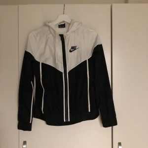 nike windbreaker - den är i princip oanvänd. nåt år på nacken men bara hängt då det inte är min stil längre. finns inte kvar att köpa iaf inte när jag kollat. tror att priset låg på 650kr när jg köpte den