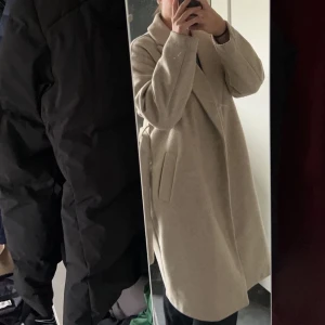 Kappa från vero Moda  - Säljer denna snygga kappan från Veromoda. Köpt förra vintern men är i bra skick. Storlek XS men sitter som en M. Köpte den för 700 kr, säljer den för  350 kr kr!! Använd inte köp direkt funktionen!!
