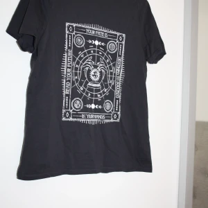 Mönstrad t-shirt - Mönstrad t-shirt. Svart med vitt tryck. Strl S. 