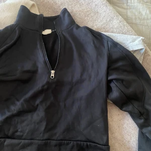 Träningströja HM - Träningströja från HM med zip dragkedja. Väldigt sparsamt använd i nyskick! Strl S 💖