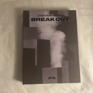 P1Harmony album Disharmony: Break out  - P1H album Disharmony Break out. Innehåll:  CD, Affish, Photobook, Photocard, photo stand, nyckelring