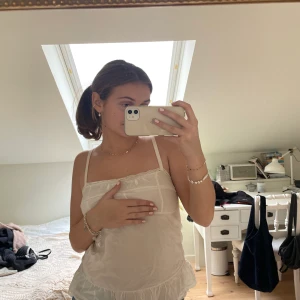 Linne med volang - Så sött linne med volang köpt second hand!❤️