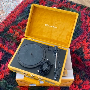 Skivspelare Crosley Cruiser - Komplett skivspelare i gul sammet. Enbart använd som prydnad och bluetoothhögtalare. Lätt solblekt lock (se bild 3) men inget som stör intrycket. Spelar 33⅓, 45 och 78 RPM.  Crosley for Urban Outfitters, Limited Edition Portable Record Player w/ Bluetooth