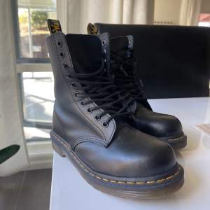 DR. Martens stövlar. Använt ett fåtal gåner så dom ser ut som nya, dock fått ett litet märkte framme vid tån💛Om du har fler frågor skriv gärna privat. Priset kan även diskuteras!!!!