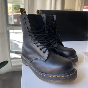DR. Martens - DR. Martens stövlar. Använt ett fåtal gåner så dom ser ut som nya, dock fått ett litet märkte framme vid tån💛Om du har fler frågor skriv gärna privat. Priset kan även diskuteras!!!!