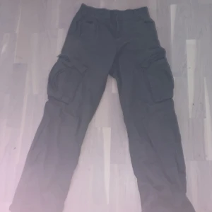 cargo byxor - hejj , jag säljer ett par militär gröna cargo byxor , i längden är dom typ 158 cm