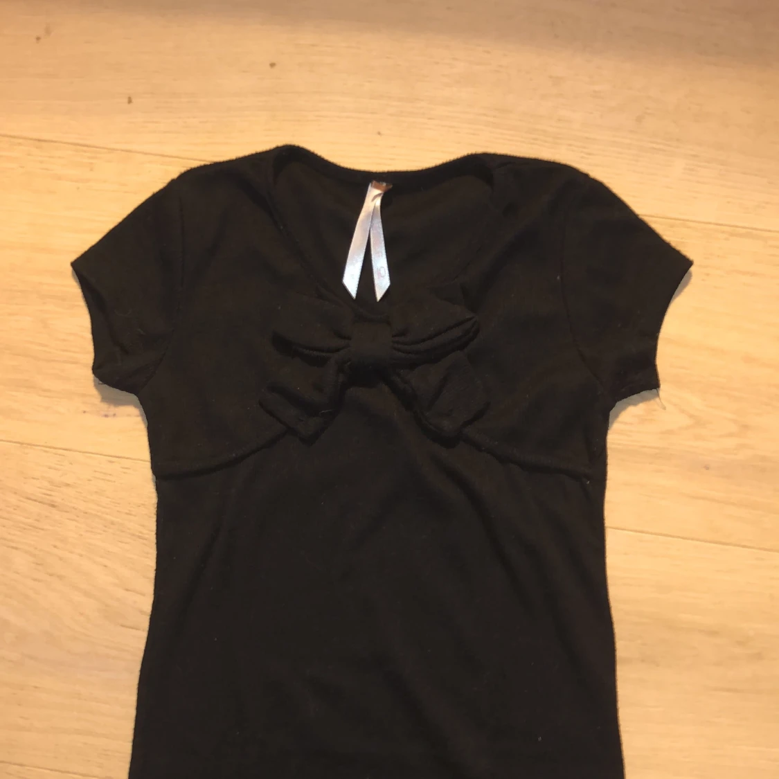 Svart klänning med en rosett - 90