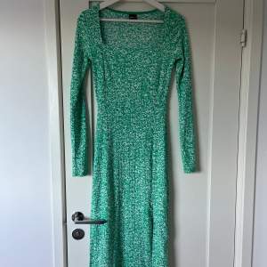 Säljer denna fina gröna klänning ifrån Gina tricot med slits vid benet då den inte kommer till användning, använd ca två gånger🥰