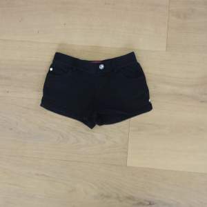 Svarta shorts med paljetter storlek 10år inkluderar ej frakt eller Swish  Tar Swish 