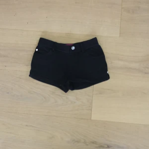 Svarta shorts med paljetter  - Svarta shorts med paljetter storlek 10år inkluderar ej frakt eller Swish  Tar Swish 